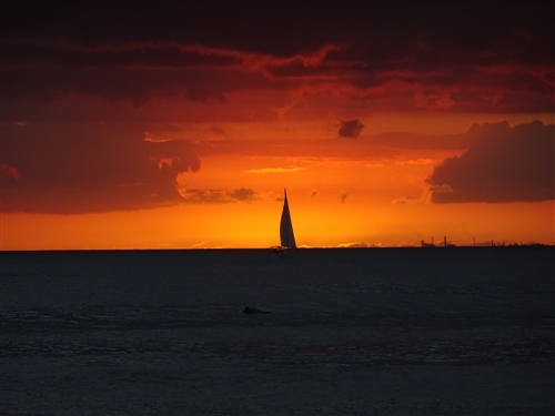ワイキキビーチの夕日とヨット