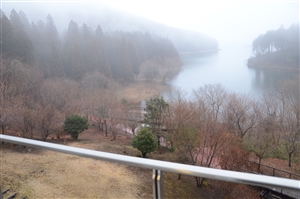 <% pageTitle %>” /><br />
窓を開けると田貫湖が目の前に見えます。本当はその向こうに富士山が見えるはずなのですが、到着した時はあいにくの曇り。</td>
<td><img decoding=