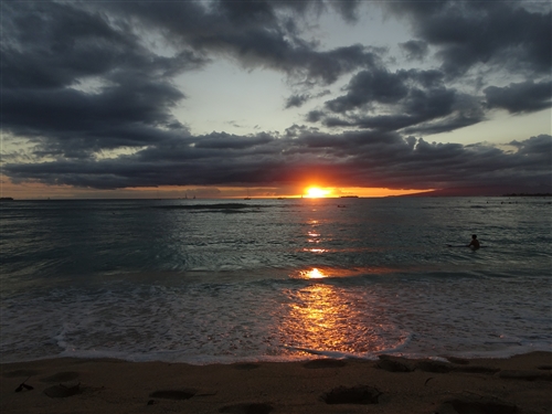 ハワイの海に沈む夕日