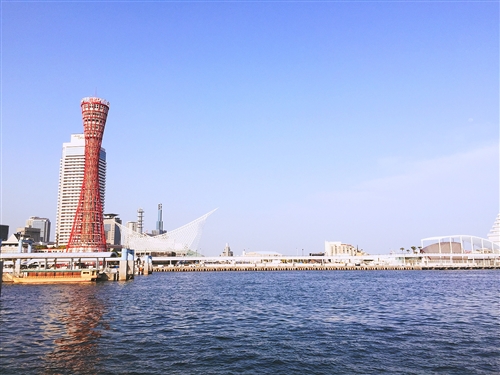 <% pageTitle %>” /></p>
<p>神戸ポートタワーは、1963年に建設された展望用タワーです。<br />
この神戸ポートタワーは、あることで日本初の建造物だと言われています。<br />
何が日本初なのでしょうか？<br />
実は、1963年頃の日本にはライトアップする建造物はなく、神戸ポートタワーは「日本で初めてライトアップされた建造物」なのだそうです。<br />
神戸ポートタワーは50年以上も前に建造された古いタワー。<br />
神戸ポートタワーは、あの巨大地震（阪神淡路大震災1995年1月17日）を経験してきています。<br />
巨大地震で神戸ポートタワーは、倒壊しなかったのでしょうか？<br />
大丈夫のようです。<br />
地震直後と思われる写真をみたところ、まっすぐ立っていました。</p>
      </div>

      
      
      <footer class=