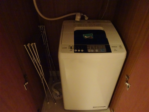 <% pageTitle %>” /></p>
<p>洗濯機や物干しは、キッチンの横にあります。<br />
沖縄は暑いので汗をかくし泳ぐので洗濯機は必需品。<br />
自分の部屋に洗濯機があるのはポイントが高いですね。</p>
<h5>冷蔵庫と収納庫　ここにあるもの飲んでも食べても無料</h5>
<p class=