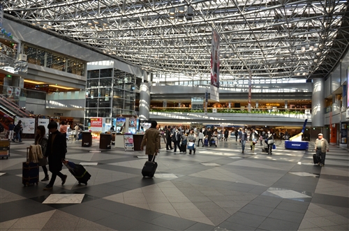 <% pageTitle %>” /></p>
<p>北海道には14個所の空港があります。<br />
その中で一番大きな空港が新千歳空港。<br />
新千歳空港は、北海道の空の玄関口とも言われている空港です。</p>
<h3>伊丹空港から新千歳空港に到着</h3>
<p>ANA0771便。<br />
大阪から北海道の新千歳空港まで約2時間。<br />
到着しました！</p>
<p class=