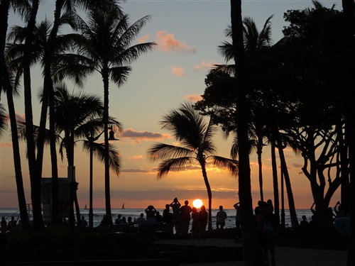 <% pageTitle %>” /></p>
<p>ハワイのワイキキビーチから夕日をご覧になったことはありますか？<br />
わたしはワイキキの夕日を見ました。<br />
そして思いました。<br />
こんなに美しいものが無料で見られるなんて、なんて贅沢！と。<br />
夕日なんてどこでみても同じと思っていたら大間違いです。<br />
わたしのような素人が写真を撮っても美しい。<br />
それがワイキキビーチの夕日。<br />
言葉で言うよりも、素人が撮った写真を見て頂きましょう。</p>
<h3>では、ハワイの夕日をご堪能あれ！</h3>
<h4>9月5日ワイキキ</h4>
<p style=